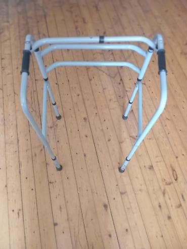 terrea aparat: Tənzimlənən hündürlüklü gəzinti aparatı (walker). Yüngül metal — 2