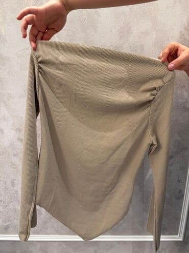 2 fərqli rəng köynək. Birinin qiyməti 20 azn. Etiketi üzərindədir. Heç