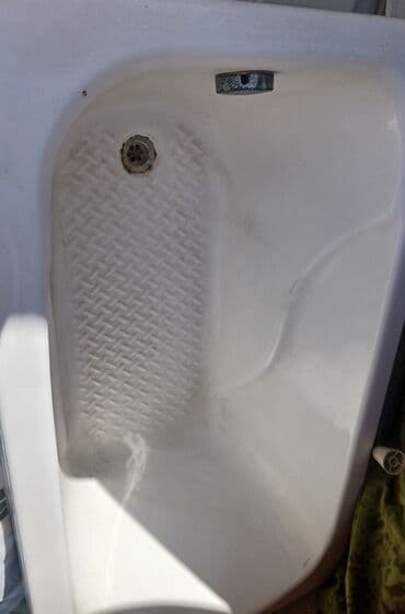 suşilka hamam: Ağ rəngli, bir nəfərlik vanna təklif olunur. Vannanın dibində — 1