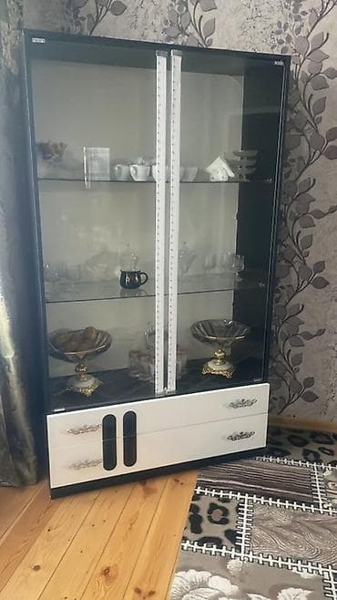saxta baba sekili: Şüşə vitrin dolabı - Dizayn: Qara-ağ rəng kombinasiyası, şüşə ön — 1