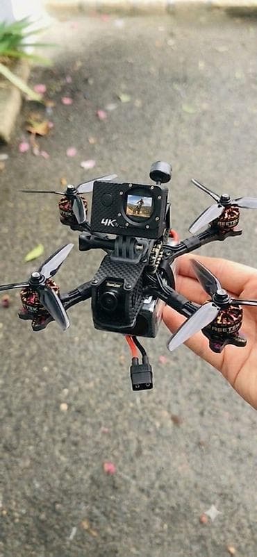 kamera monitörü: FPV yarış/çəki dronu – karbon lifli korpus və 2.5–3” üçpərlikli — 1