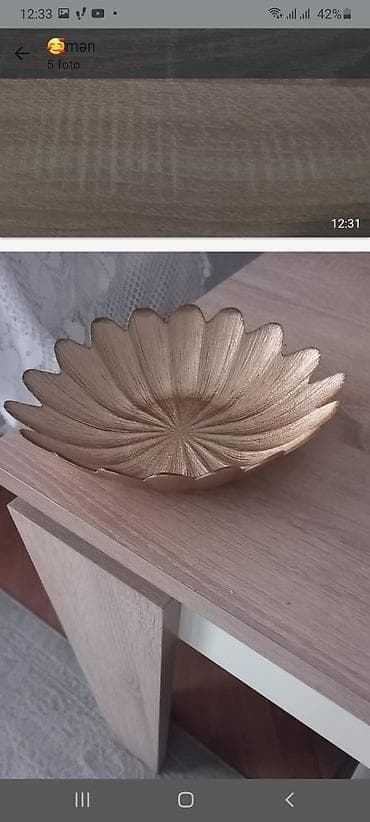 Dekorativ qab – qızılı rəng, çiçək ləçəyi formasında. - Material