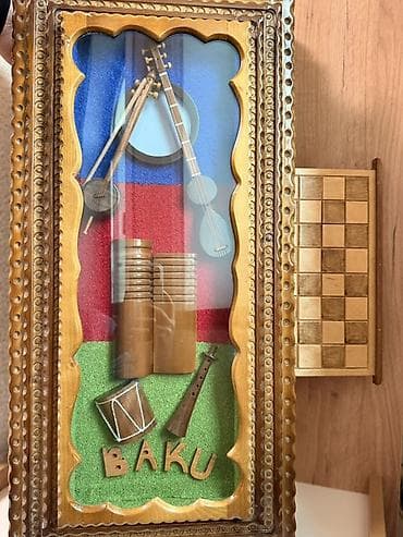 karton qutu aliram: Ağacdan hazırlanmış, ikitərəfli dama/nərd dəsti və vitrinli suvenir — 2