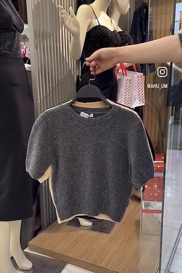 Delvin markalı qısaqol trikotaj bluz - Rəng: tünd boz, xırda parıltılı