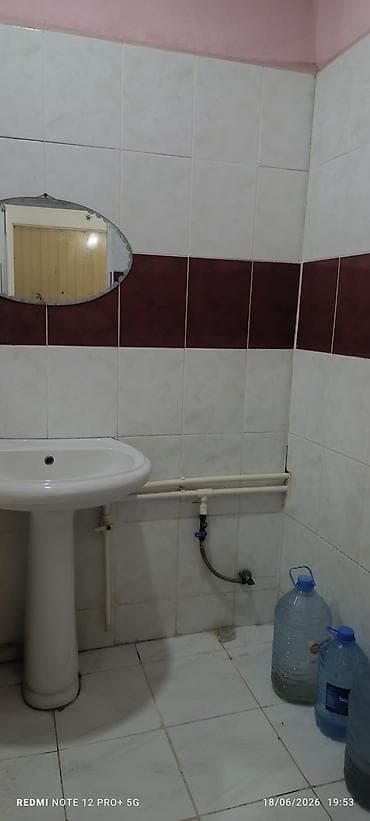 ecemı kıraye evler: Kirayə üçün 3 otaqlı mənzil. Xüsusiyyətlər: - Geniş dəhliz, otaqlara — 7
