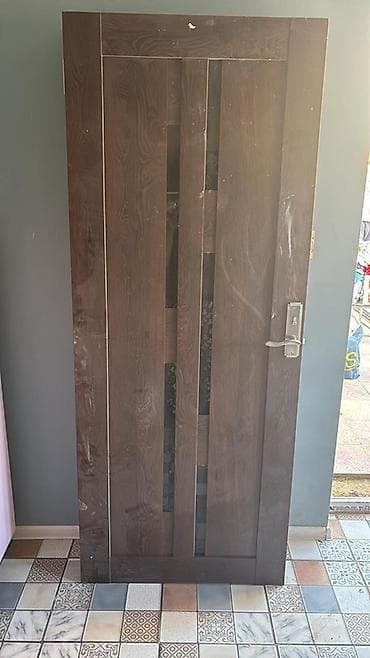 qapi otaq: Taxta görünümlü 3 qapı, şaquli şüşə dekor zolaqları ilə. - Material — 2