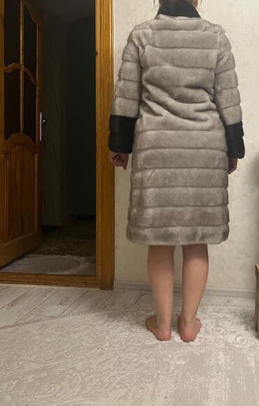 qara brilliant: Zərif qadın kürkü - Model: dizə qədər uzunluqda, bərkimiş üfüqi — 2