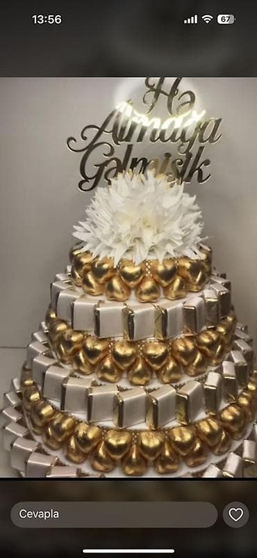 Mərasim üçün bəzədilmiş çoxmərtəbəli şokolad və konfet kompozisiyası