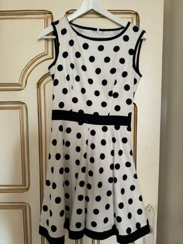 женская блуза в горошек: Ağ əsaslı, qara xallı klassik qadın donu. - Siluet: beldən oturan — 1