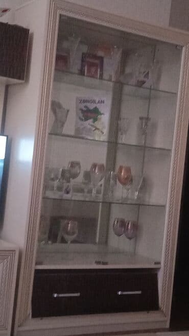 demir şkaf: Şüşəli dolab vitrini — 1