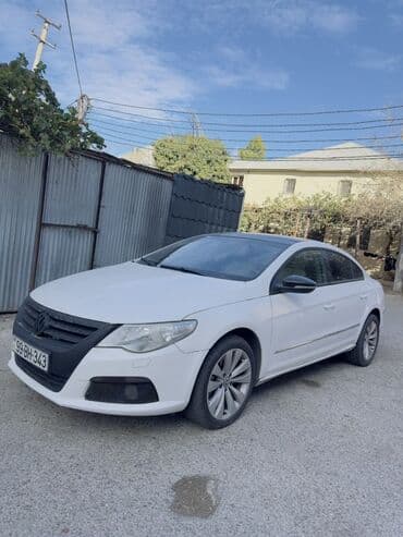 фольксваген пассат сс: Volkswagen CC, ağ kuzov və açıq rəngli-süet/deri kombinasiyalı salon — 25