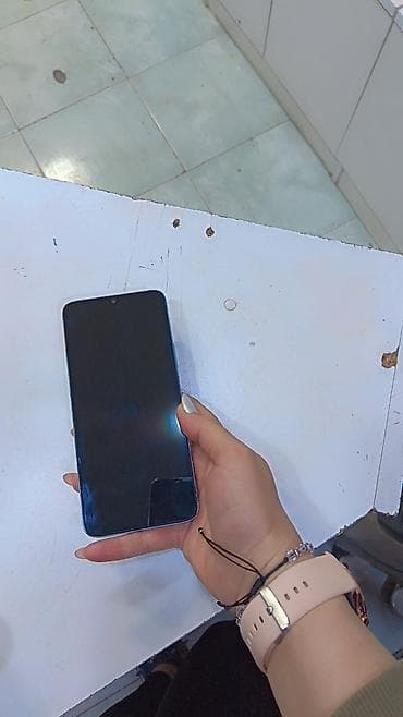 ps telefon: Rəngli naxışlı arxa örtüyə sahib smartfon - Ekran: tam ön paneli — 4