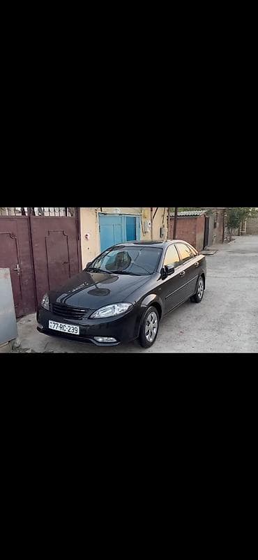 chevrolet gentra 2020: Qara rəngli Daewoo Gentra sedan avtomobili. Avtomobilin ön hissəsində — 1