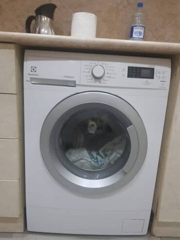 1 otaqlı kohnə tikili: Nərimanov metrosunun yaxınlığında Heydər əliev prospektində yerləşən 5 — 6