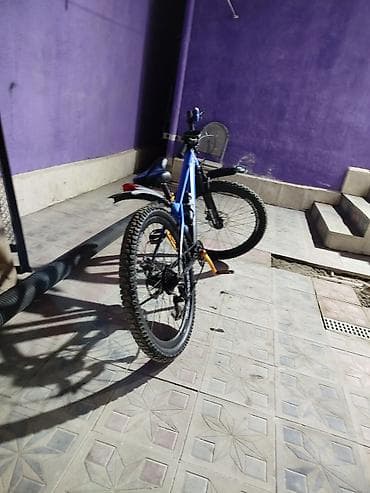 vlosiped: Dağ velosipedi – 27.5” təkərlər, alüminium gövdə, ön amortizatorlu — 5