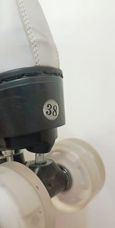 Qaşıqlar: Ağ rəngli, yüksək topuqlu, dörd təkərli klassik rolik. Ayağı yaxşı — 4