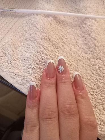 Xidmət: Klassik fransız manikürü və zərif dizayn - Təbii tonlu baza