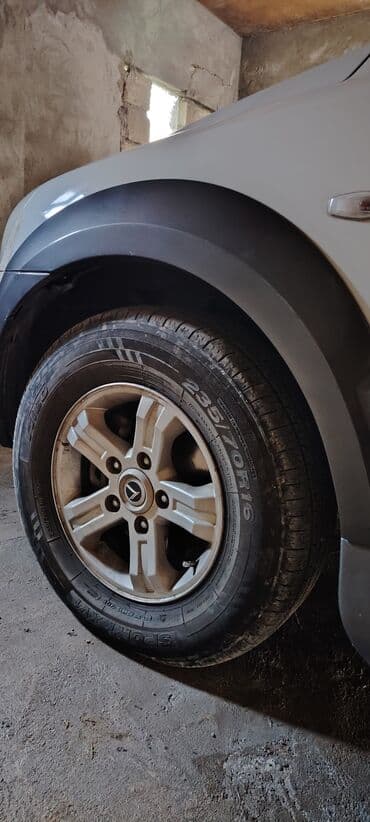 авто запчасти на опель: Ağ rəngdə Kia Sorento avtomobili. Avtomobilin ön hissəsindəki radiator — 8