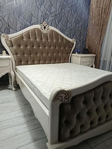 Klassik üslubda yataq otağı dəsti Komplekt: - Yumşaq kapitone