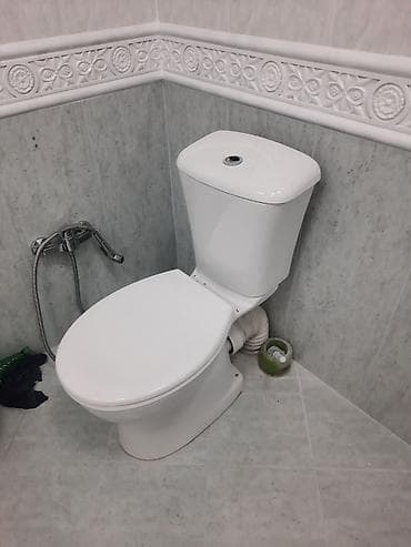 Sərin ağ rəngdə, klassik dizayna malik ikihissəli (klozet + üst — 1