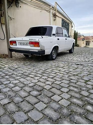 niva urban stoplari: VAZ 2107, ağ rəng, sedan kuzov. Texniki və dizayn xüsusiyyətləri: - — 3
