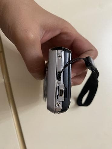 mark: Samsung kompakt rəqəmsal fotoaparat - Metalik gümüş rəngli korpus, əl — 2