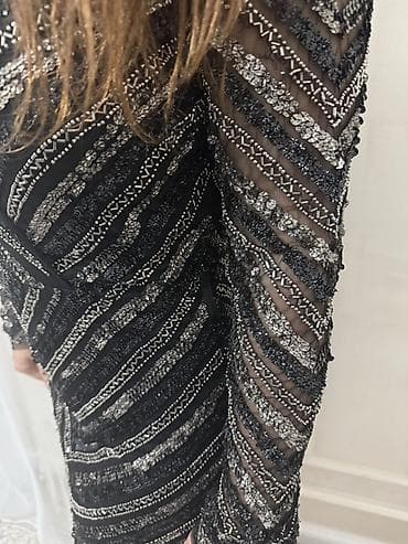 şifon don modelleri: Qara gümüşü payetli gecə geyimi - Model: Dizdən yuxarı, bədənə — 5