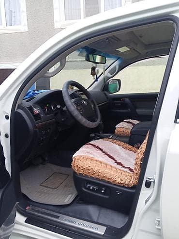 Su nəqliyyatı: Toyota Land Cruiser: 4 l | 2013 il Ofrouder/SUV — 6