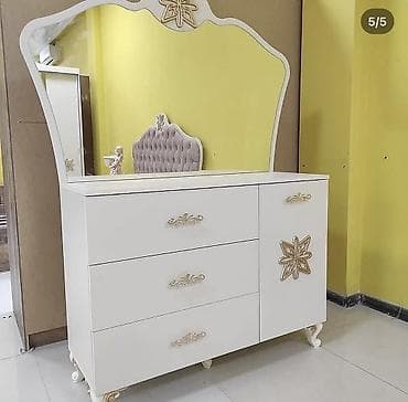 saloglu kunc divan: Zövqlü dizayna malik yataq dəsti. Dəstə daxildir: - Yumşaq üzlüklü — 3