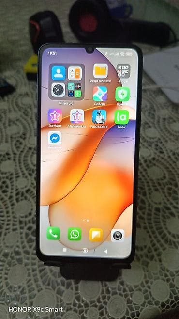 Redmin 13c Kredit deyil Telefon usdada olmayib yalniz ust susesinde