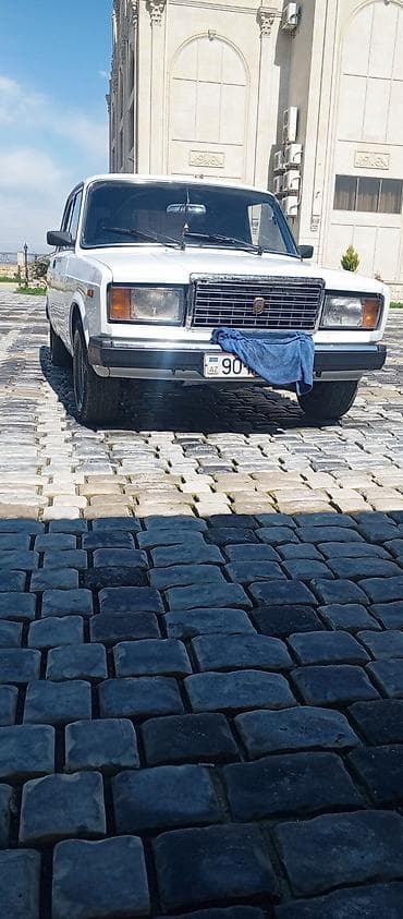 VAZ 2107, ağ rəng, klassik sedan. Xüsusiyyətlər: - Kuzov: 4 qapılı