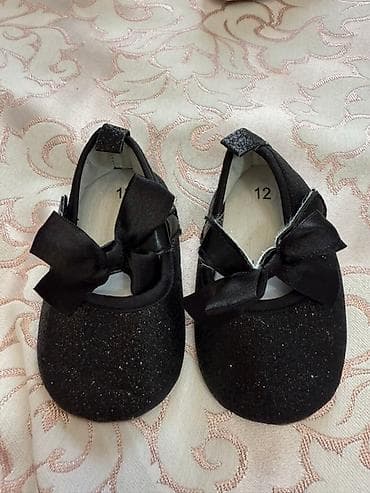 балетка новая: Kiçik qızlar üçün nəzərdə tutulmuş qara rəngli babetlər. Bu — 1