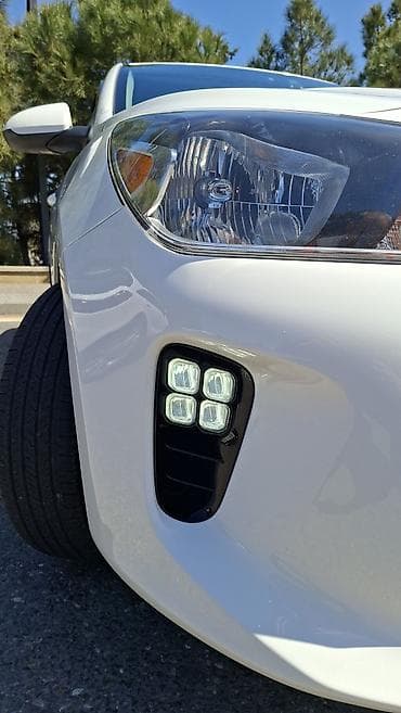 Kia: Kia Rio sedan – ağ rəng, Azərbaycan nömrə nişanı ilə. Şəhər və uzun — 2