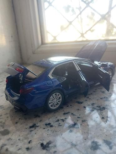 mini disk: Mavi rəngli BMW 760 model avtomobil maketi. Real avtomobil dizaynına — 5