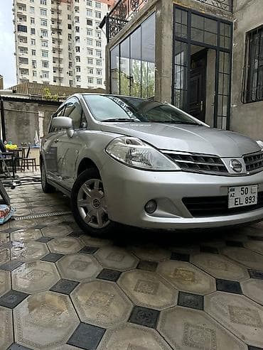 Nissan Tiida sedan, gümüşü rəng. - Kuzov: 4 qapılı sedan, orijinal