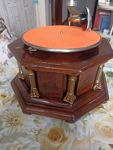 retro gramofon: Antik üslublu qrammofon - Korpus: çoxbucaqlı formaya malik massiv — 6