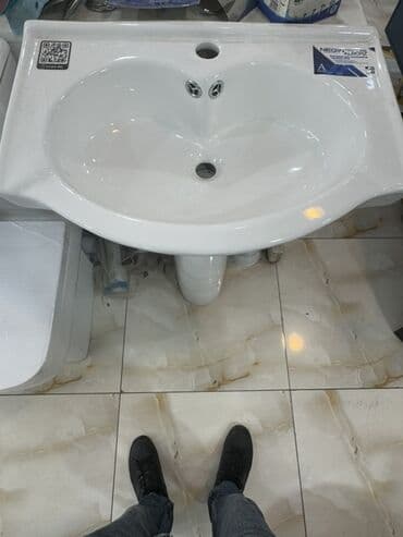 Ayaq üstə quraşdırılan ağ rəngli keramika lavabo, hamam otaqları üçün