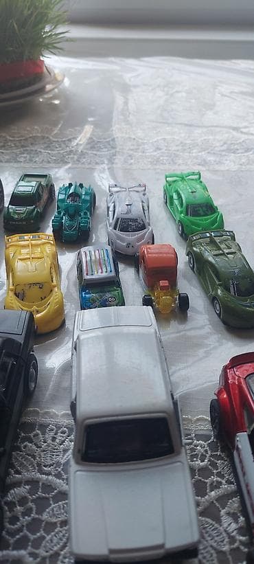 işlənmiş uşaq maşınları: Metal oyuncaq maşınlar dəsti - Miqyas: təxminən 1:64 - Korpus: metal — 8