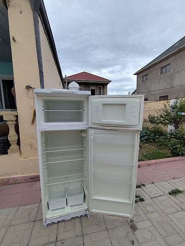 ventilyator satışı: İşlənmiş 2 qapılı Indesit Soyuducu Satılır, rəng - Ağ, Dolab içi — 2