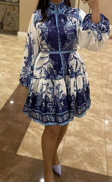 Mavi-ağ rəng palitrasında, etnik-floral printli dizüstü don. - Model — 3