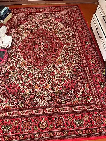 qedimi mebeller: Xalça – klassik şərq naxışlı, qırmızı tonların üstünlük təşkil etdiyi — 1