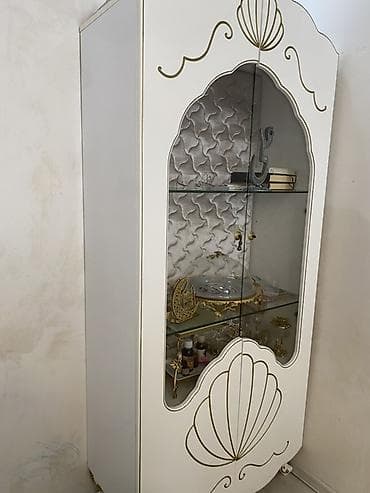 dolab: Şüşəli vitrin dolabı - Rəng: ağ, qızılı dekor elementləri ilə - — 2