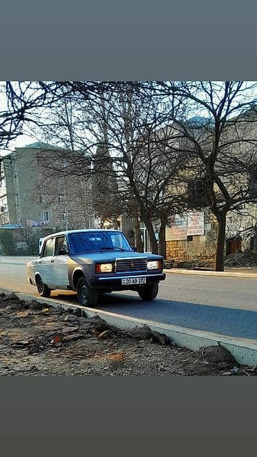 jiquli: VAZ 2107 sedan - Kuzov: 4 qapılı sedan, ağ rəng, bəzi panellərdə tünd — 6