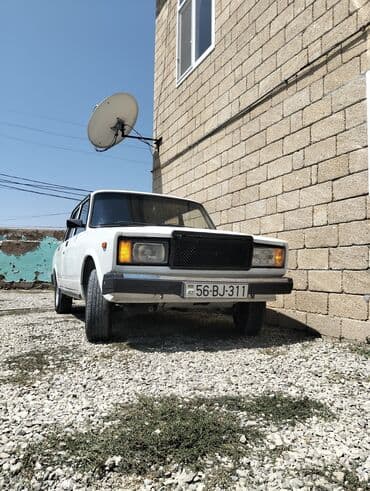 traktor altlıqlı ağ bosonojkalar: Ağ rəngli VAZ-2107 avtomobili, dörd qapılı sedan kuzov tipinə — 3