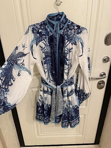 Mavi-ağ rəng palitrasında, etnik-floral printli dizüstü don. - Model — 1