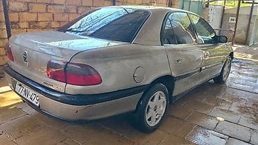 b class: Opel Omega B sedan - Kuzov: 4 qapılı sedan, gümüşü rəng - Mühərrik və — 8