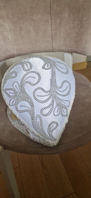 kəllə qənd xonçası: Zərif bəzəkli gəlin üzüyü yastığı/üzük qutusu - Forma: ürəkvari iki — 1