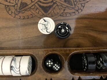 nerd taxtasi: Nərdi oynamağı sevənlər üçün hədiyyəlik Əl işi olan, üzərində oyma — 3