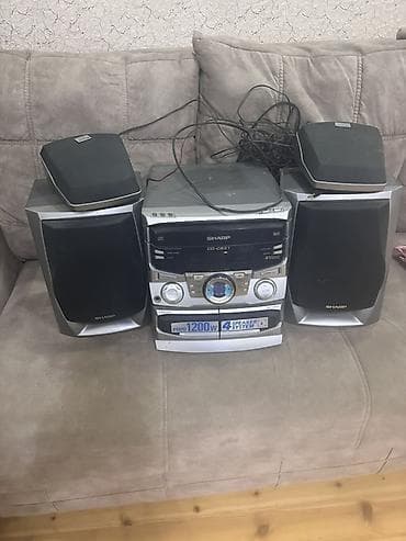 Mikrofonlar: SHARP mini musiqi mərkəzi – 4 dinamikli sistem Komplekt: - Mərkəzi — 2