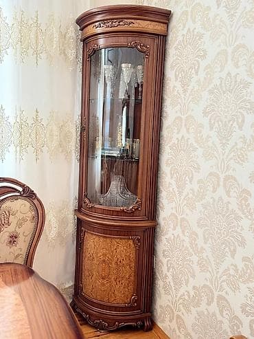 Klassik üslubda güşə vitrin şkafı - Forma: künc tipli, yarımdairə ön